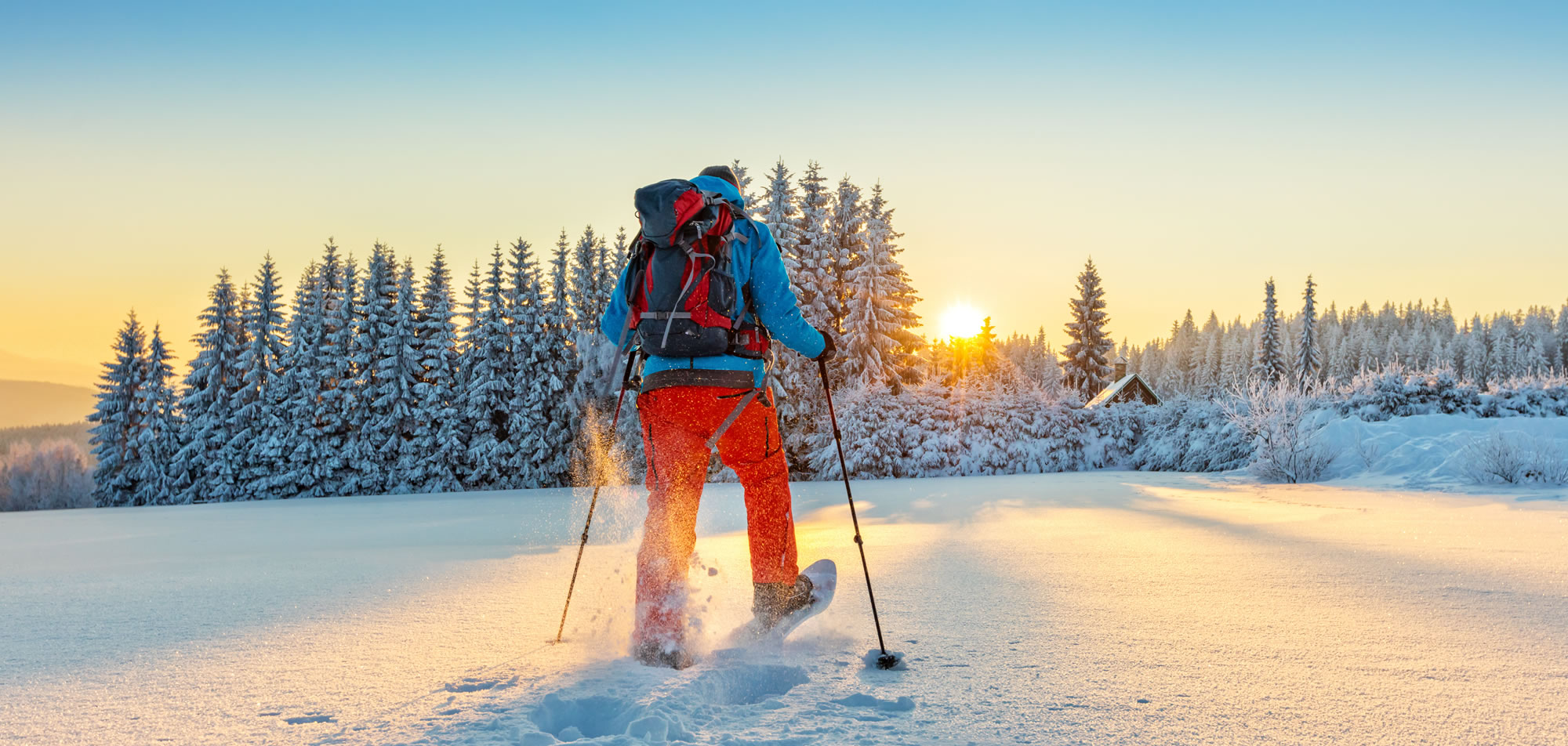 Schneeschuhwandern in Filzmoos bei Sonnenuntergang