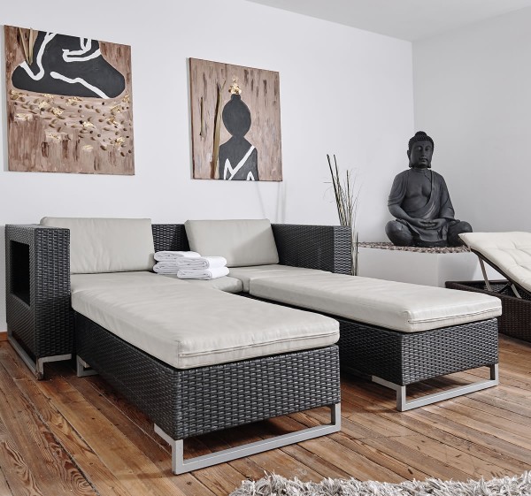 Ruheraum mit Rattanliegen und Buddhastatue