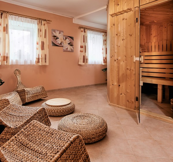 Sauna mit Korbsitzmöbeln